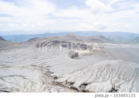 火口東展望所から見た第4火口(阿蘇山) 火口東展望所から見た第4火口(阿蘇山) 103865133