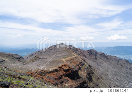 中岳の山頂から見た南岳稜線（阿蘇山） 103865144