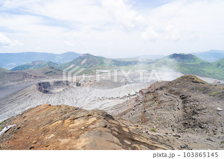 中岳の山頂から見た第1火口と第2火口（阿蘇山） 103865145