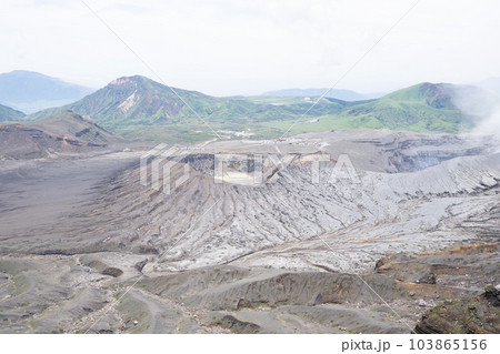 南岳稜線から見た第1火口と第2火口（阿蘇山） 103865156