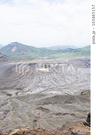 南岳稜線から見た第1火口と第2火口（阿蘇山） 103865157