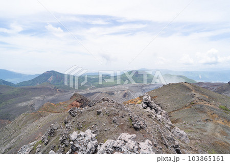 南岳の山頂から見た景色（阿蘇山） 103865161
