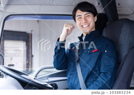 トラックドライバー　運転手のポートレート 103865234
