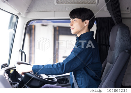 トラックドライバー 運転手のポートレート トラックドライバー 運転手のポートレート 103865235