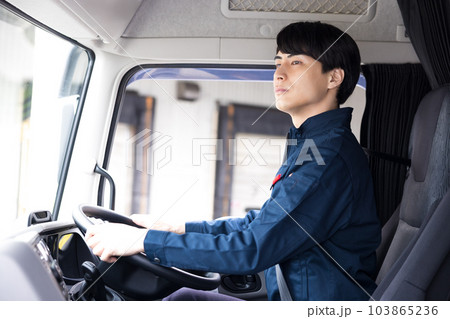 トラックドライバー 運転手のポートレート トラックドライバー 運転手のポートレート 103865236