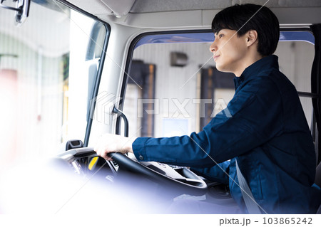 トラックドライバー　運転手のポートレート 103865242