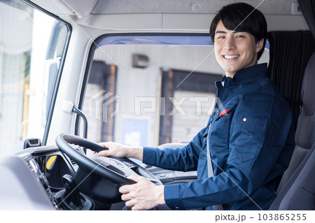 トラックドライバー 運転手のポートレート トラックドライバー 運転手のポートレート 103865255