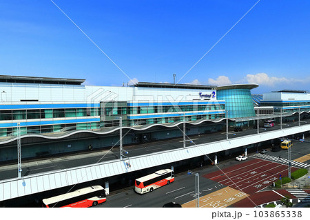 【東京都】快晴の羽田空港第2旅客ターミナル 【東京都】快晴の羽田空港第2旅客ターミナル 103865338