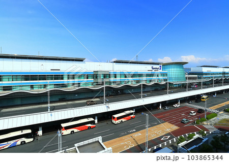 【東京都】快晴の羽田空港第2旅客ターミナル　 103865344