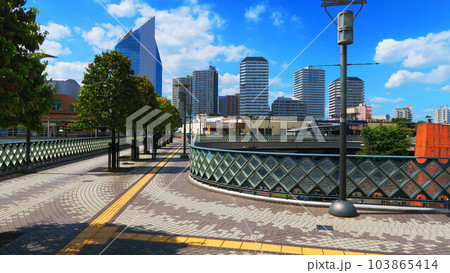 埼玉県川口市の川口駅東口のペデストリアンデッキの風景 103865414