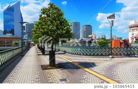 埼玉県川口市の川口駅東口のペデストリアンデッキの風景 103865415