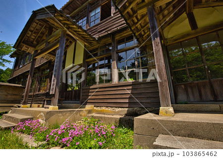 ひっそりと佇む廃校舎 103865462