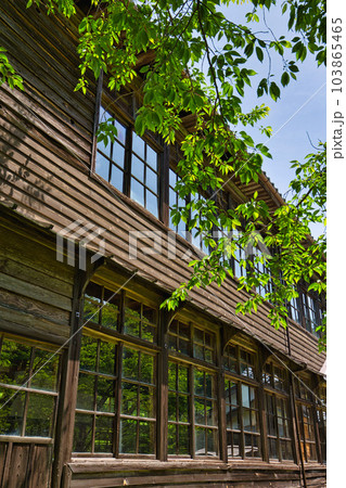 ひっそりと佇む廃校舎 103865465