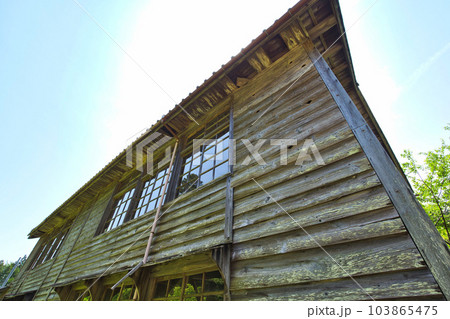 ひっそりと佇む廃校舎 ひっそりと佇む廃校舎 103865475