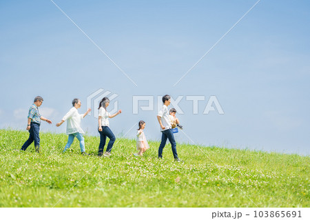 三世代家族　青空　ファミリーイメージ 103865691