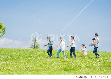 三世代家族 青空 ファミリーイメージ 三世代家族 青空 ファミリーイメージ 103865693