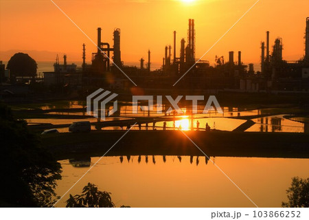 コンビナートの夕景 コンビナートの夕景 103866252