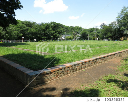 国分寺市の武蔵国分寺跡（僧寺跡）にある講堂跡 103866323