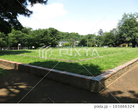 国分寺市の武蔵国分寺跡（僧寺跡）にある講堂跡 103866324