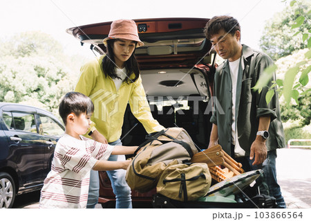 キャンプの準備をする家族・ファミリーイメージ 103866564
