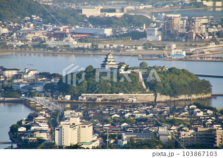 鏡山展望台からの眺望・唐津城(佐賀県・唐津市) 鏡山展望台からの眺望・唐津城(佐賀県・唐津市) 103867103