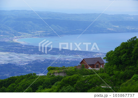 新潟県佐渡市金北山登山の帰り道から見る、交流センター白雲台と真野湾の風景 103867737