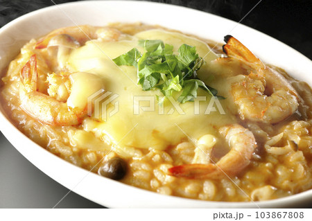 海老、チーズ、パクチー、熱々トムヤムリゾットを黒背景で撮影 海老、チーズ、パクチー、熱々トムヤムリゾットを黒背景で撮影 103867808