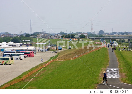 第71回利根川水系連合 総合水防演習。堤防道路から会場を望む。深谷市 国土交通省。7/27 103868014