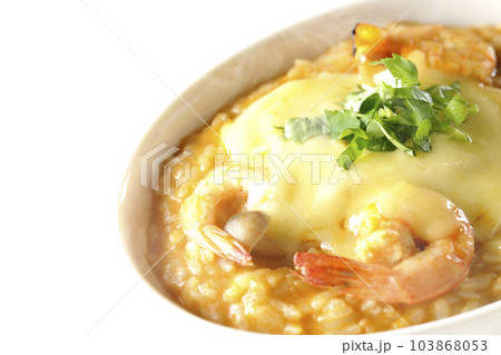 海老、チーズ、パクチー、熱々トムヤムリゾットを白背景で撮影 103868053