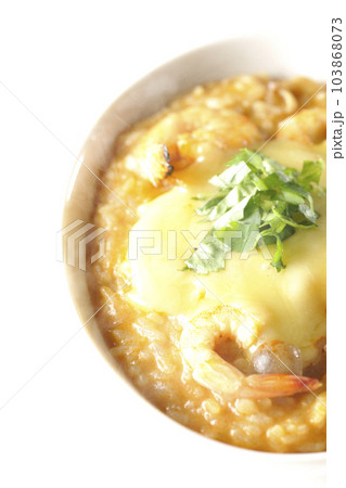 海老、チーズ、パクチー、熱々トムヤムリゾットを白背景で撮影 海老、チーズ、パクチー、熱々トムヤムリゾットを白背景で撮影 103868073