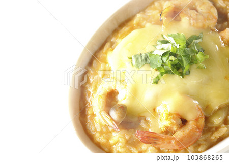 海老、チーズ、パクチー、熱々トムヤムリゾットを白背景で俯瞰撮影 海老、チーズ、パクチー、熱々トムヤムリゾットを白背景で俯瞰撮影 103868265