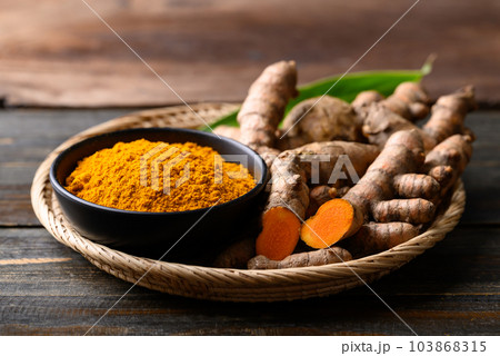 Turmeric powder and fresh turmeric (Curcuma, curcumin) Turmeric powder and fresh turmeric (Curcuma, curcumin) 103868315
