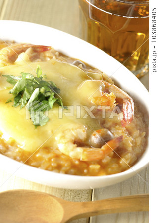 海老、チーズ、パクチー、熱々トムヤムリゾットとお茶 103868405