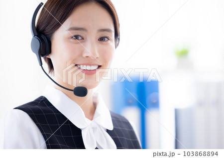 コールセンターで働いている女性 103868894