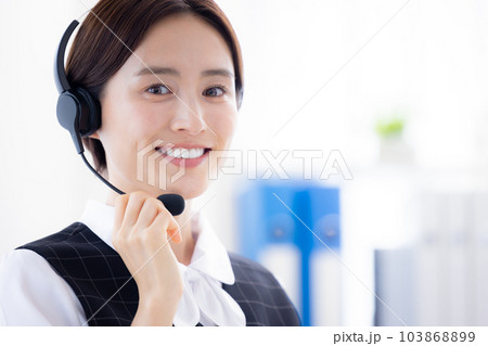 コールセンターで働いている女性 コールセンターで働いている女性 103868899