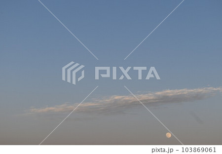 夕暮れ時　青空と曇り空を分ける雲の下の月③ 103869061