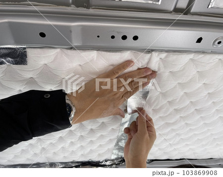 自動車の断熱・防音DIY 作業する男性の手元 自動車の断熱・防音DIY 作業する男性の手元 103869908