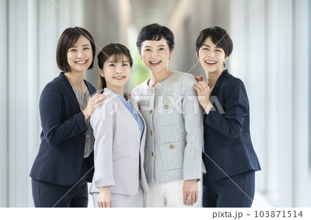 カメラ目線で笑顔の女性のビジネスチーム イメージ カメラ目線で笑顔の女性のビジネスチーム イメージ 103871514