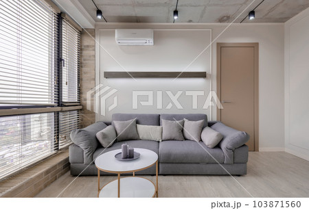 ソファーとエアコンのあるおしゃれシンプルリビング ソファーとエアコンのあるおしゃれシンプルリビング 103871560