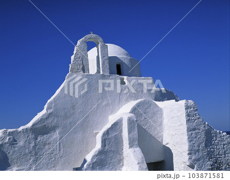 ギリシャ ミコノス島のパラポルティアニ教会と青い空 ギリシャ ミコノス島のパラポルティアニ教会と青い空 103871581
