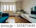 テレビとソファー椅子があるおしゃれなリビング 103871640