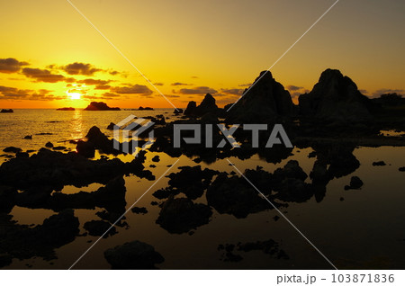 新潟県佐渡市の七浦海岸にある夫婦岩と夕日の風景 103871836