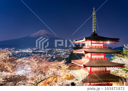《山梨県》富士山と五重塔と満開の桜・春の新倉山浅間公園 《山梨県》富士山と五重塔と満開の桜・春の新倉山浅間公園 103871872