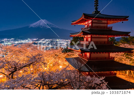 《山梨県》富士山と五重塔と満開の桜・春の新倉山浅間公園 《山梨県》富士山と五重塔と満開の桜・春の新倉山浅間公園 103871874
