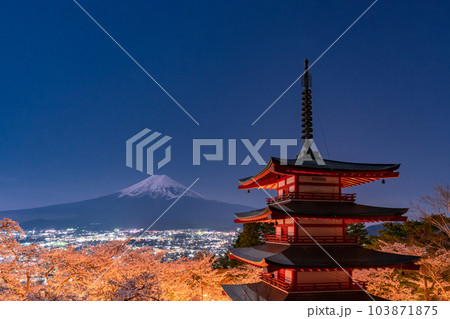 《山梨県》富士山と五重塔と満開の桜・春の新倉山浅間公園 《山梨県》富士山と五重塔と満開の桜・春の新倉山浅間公園 103871875