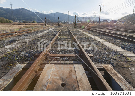 線路　踏切　美祢線　ローカル線　ディーゼルカー　厚狭駅　美祢 103871931
