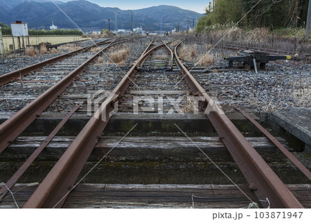 線路　踏切　美祢線　ローカル線　ディーゼルカー　厚狭駅　美祢 103871947