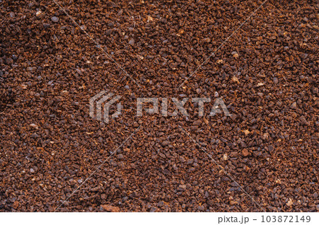 乾燥させたコーヒーかす 103872149