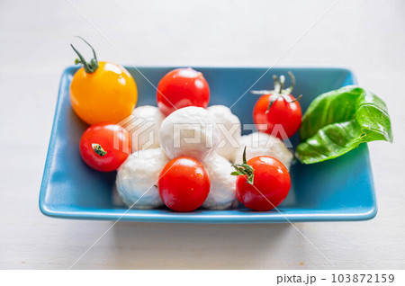 トマトと一口モッツァレラチーズ 103872159