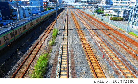埼玉県川口市付近の陸橋から見た鉄道線の風景 103872180